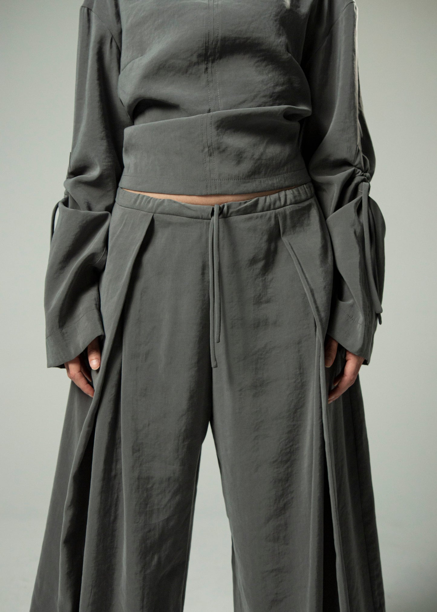 Pantalón Baki Gris 'Cupro Touch'